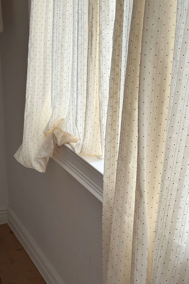 미니 봉봉 도트 크림 커튼 XL은 실내 장식을 위한 제품입니다. 부드러운 크림색 바탕에 귀여운 도트 무늬가 돋보이며, 채광 조절과 시선 차단 기능을 제공합니다. 디자인은 봉봉 스타일로 포인트를 주었으며, XL 사이즈로 넉넉하게 사용하실 수 있습니다. 미니 디자인으로 어떤 공간에도 잘 어울려 아늑한 분위기를 연출합니다.
