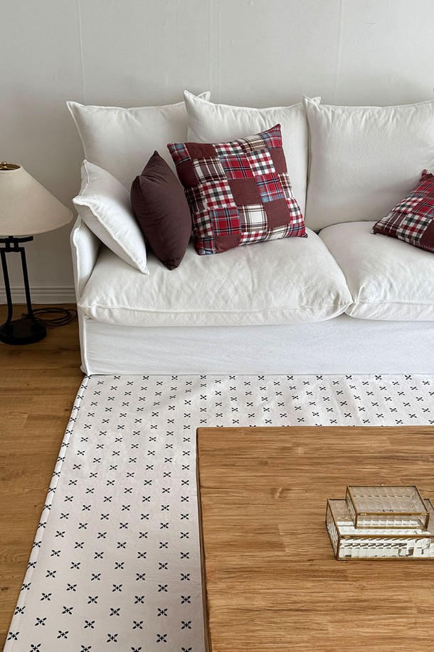 미네 타일 미끄럼방지 극세사 러그 M은 부드러운 극세사 소재로 제작되어 포근한 촉감을 선사합니다. 화이트와 블랙 두 가지 색상으로 제공되며, 타일 패턴 디자인이 세련된 느낌을 더합니다. 얇은 두께로 제작되어 실내 어디든 부담 없이 사용할 수 있습니다. 바닥 미끄럼 방지 기능이 있어 안전하게 사용 가능하며, 미니멀한 스타일을 추구하는 공간에 잘 어울립니다.
