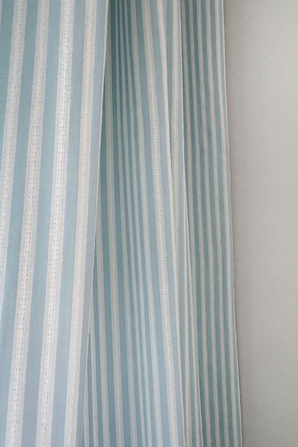 하늘 스트라이프 패턴에 자수와 레이스 장식이 더해진 면 소재 여름 커튼입니다. 내추럴하고 심플한 무드를 연출하며, 자외선 차단 기능이 있습니다. 봉포켓 형태로 커튼봉 또는 레일에 설치 가능하며, XL 사이즈로 2장 이상 구매 시 타이(끈)가 포함됩니다.
