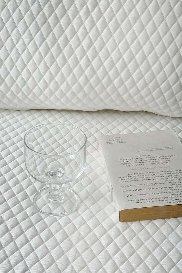 프리미엄 듀라론 소재로 제작된 화이트 컬러의 프리미엄 다이아 듀라론 냉감패드 베개커버 세트 Q입니다. 얇고 차가운 촉감의 냉감 기능으로 여름철 쾌적한 잠자리를 제공하며, 세련된 리본 디자인이 특징입니다. SS, Q, K 사이즈로 구성되어 있으며, 매년 재사용이 가능하여 실용적입니다.
