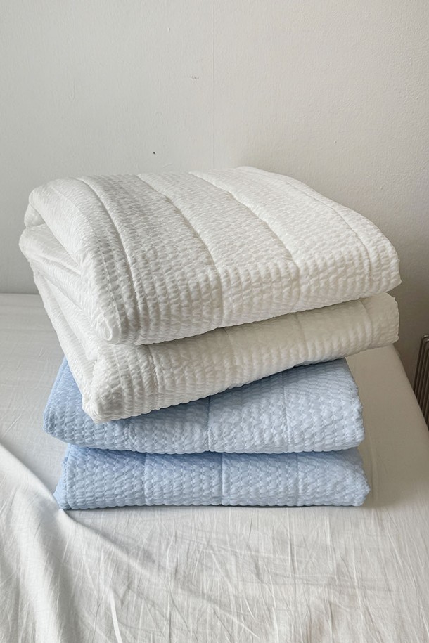 시원한 여름을 위한 시어서커 미끄럼방지 침대패드입니다. 부드러운 주름감의 시어서커 원단으로 통기성이 뛰어나 쾌적한 수면 환경을 제공하며, 뒷면은 유론 쿨링 소재로 제작되어 더욱 시원함을 느낄 수 있습니다. 화이트, 스카이블루 두 가지 색상으로 출시되었으며, 고정 밴드가 있어 침대 위에서 미끄러짐 없이 편안하게 사용할 수 있습니다.
