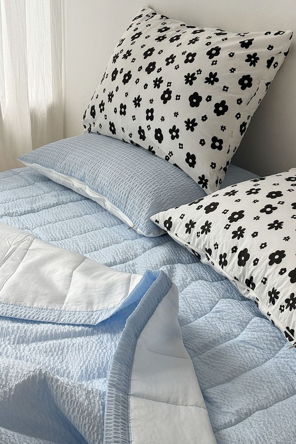 시원한 쿨 듀라론과 통기성이 뛰어난 시어서커 양면으로 제작된 여름차렵이불 SS 사이즈입니다. 부드러운 감촉과 얇은 두께로 여름철에도 쾌적하게 사용 가능하며, 냉감 기능으로 시원함을 더해줍니다. 화이트와 스카이블루 두 가지 색상으로 출시되었으며, 이불 단품, 세트, 풀세트 등 다양한 구성으로 만나보실 수 있습니다.
