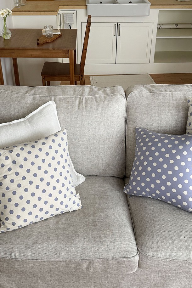 부드러운 면 100% 소재의 도트 쿠션 커버입니다. 크림과 바이올렛 톤의 블루 두 가지 색상으로 출시되었으며, 40x40cm 사이즈로 심플하면서도 귀여운 인테리어 연출에 용이합니다. 폴카 도트 패턴으로 포인트를 주어 장식용으로 활용하기 좋습니다. (내부 충전재는 미포함이며, 단품으로 판매됩니다.)
