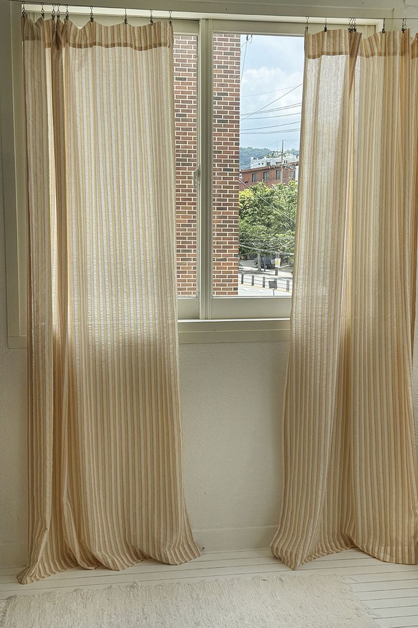 시에나 스트라이프 커튼 S는 레드와 옐로우 컬러의 면 소재 스트라이프 패턴으로 디자인된 실내 장식 커튼입니다. 봉집형 디자인으로, 봉집 터널 입구는 10cm이며, 앞뒤면 동일 컬러를 적용하여 깔끔함을 더했습니다. 적절한 두께감으로 사계절 내내 사용 가능하며, 자외선 차단 기능이 있어 실용적입니다. 미니멀하고 클래식한 스타일로 집콕룩을 완성하며, 2장 이상 구매 시 커튼끈을 증정합니다. 사이즈는 S, M, XL 세 가지 타입으로 제공됩니다.
