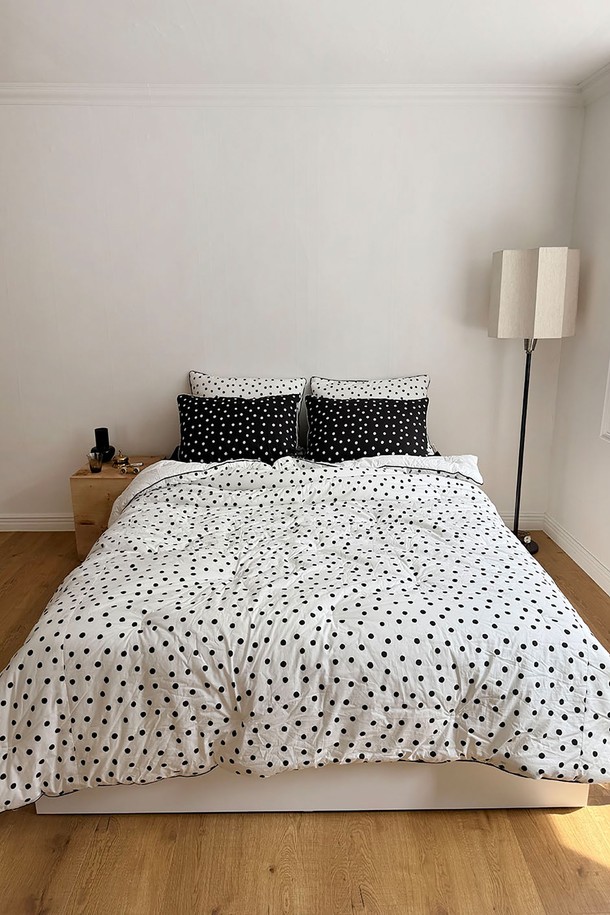 **폴카 도트 화이트 블랙 겨울 차렵이불베개커버 세트 SS**

모던하고 미니멀한 스타일의 폴카 도트(Polka Dot) 디자인이 돋보이는 겨울 차렵이불 베개커버 세트입니다. 화이트와 블랙 컬러의 조화가 세련된 침실 분위기를 연출합니다. SS 사이즈로 제작되어 싱글 침대에 적합하며, 부드러운 촉감으로 포근한 잠자리를 선사합니다. 차렵이불 세트로 간편하게 침구를 구성할 수 있습니다. 겨울철 따뜻하고 아늑한 침실을 위한 필수 아이템입니다.
