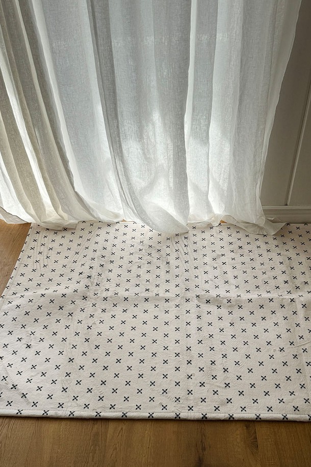 미네 타일 미끄럼방지 극세사 러그 M은 부드러운 극세사 소재로 제작되어 포근한 촉감을 선사합니다. 화이트와 블랙 두 가지 색상으로 제공되며, 타일 패턴 디자인이 세련된 느낌을 더합니다. 얇은 두께로 제작되어 실내 어디든 부담 없이 사용할 수 있습니다. 바닥 미끄럼 방지 기능이 있어 안전하게 사용 가능하며, 미니멀한 스타일을 추구하는 공간에 잘 어울립니다.
