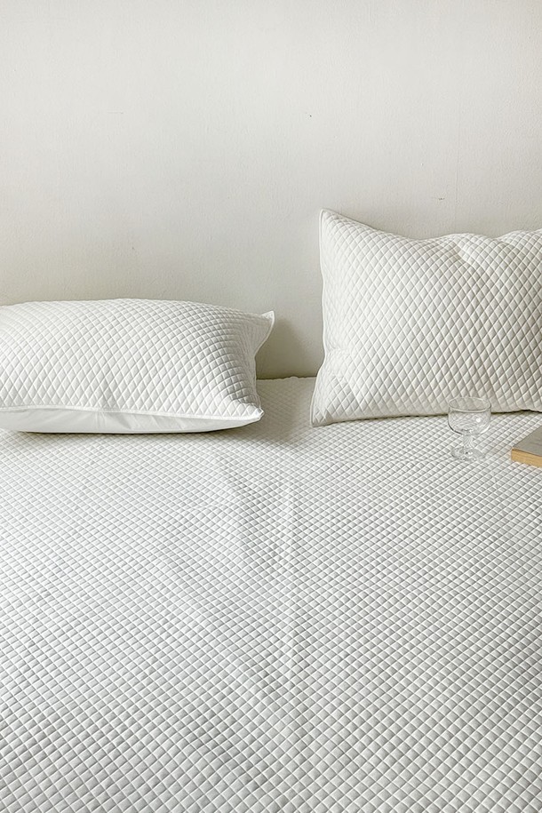 프리미엄 다이아 듀라론 냉감패드 SS는 시원하고 쾌적한 여름밤을 위한 침구입니다. 폴리에틸렌 소재로 제작되어 즉각적인 냉감 효과와 통기성을 제공하며, 무지 디자인과 플레인 밴딩 처리로 깔끔한 외관을 자랑합니다. 성인과 아동 모두 사용할 수 있으며, 추가 베개커버 구매를 통해 더욱 편안한 잠자리를 만들 수 있습니다.
