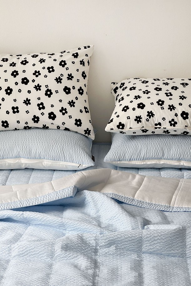 시원함을 선사하는 쿨 듀라론+시어서커 양면 냉감 여름차렵이불 SS입니다. 부드러운 듀라론과 통기성이 뛰어난 시어서커 소재로 제작되어 여름철에도 쾌적한 잠자리를 제공합니다. 화이트와 스카이블루 두 가지 색상으로 출시되었으며, SS, Q/K 사이즈 및 이불 단품, 세트, 풀세트 등 다양한 구성으로 만나보실 수 있습니다. 양면 디자인, 직선 퀼팅, 논슬립 처리, 밴드 처리로 실용성을 더했습니다.
