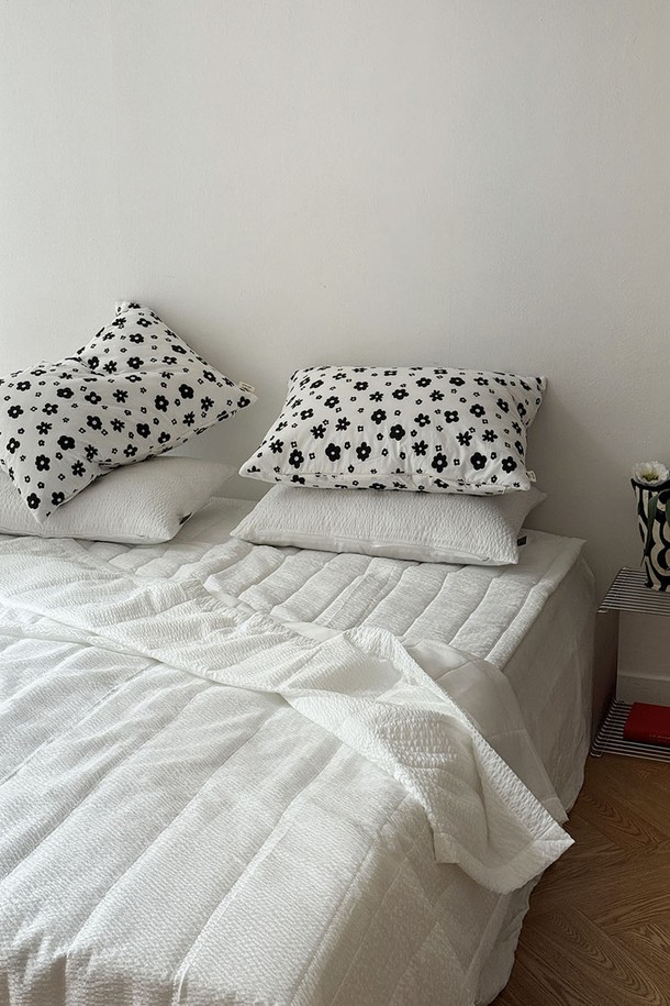 시원한 쿨 듀라론과 시어서커 양면으로 제작되어 여름철 쾌적한 잠자리를 선사하는 SS 사이즈 냉감 여름차렵이불입니다. 부드러운 촉감과 뛰어난 통기성으로 땀 흡수가 용이하며, 양면 디자인과 스트레이트 퀼팅으로 시원하고 깔끔한 분위기를 연출합니다. 화이트와 스카이블루 두 가지 색상으로 만나보세요.
