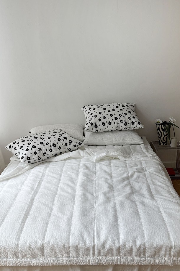 시원한 듀라론과 통기성이 뛰어난 시어서커 양면으로 제작된 쿨 듀라론+시어서커 양면 냉감 여름차렵이불 SS입니다. 얇은 두께감으로 한여름에도 쾌적하게 사용할 수 있으며, 무지 디자인과 화이트, 스카이블루 컬러로 시원한 침실 분위기를 연출합니다. 냉감 기능과 흡습 기능으로 쾌적한 잠자리를 제공하며, 직선 퀼팅, 미끄럼 방지 처리, 밴드 처리로 실용성을 더했습니다.
