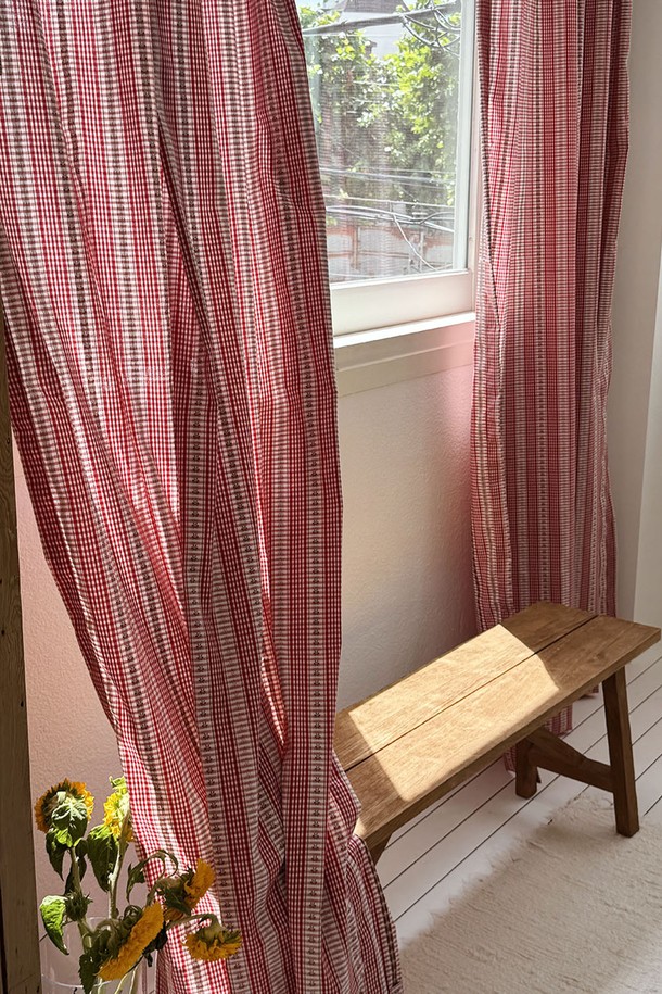 에바 빈티지 레드 자수 커튼 M은 빈티지 스타일을 연출하는 레드 컬러의 면 소재 커튼입니다. 체크 패턴을 기반으로, 섬세한 자수와 레이스 디자인이 적용되어 로맨틱한 분위기를 더합니다. 봉타입으로 설치가 간편하며, 10cm 터널 입구 및 로드포켓 디자인으로 제작되었습니다. 집콕룩, 집들이룩 등 다양한 TPO에 활용 가능하며, 클래식, 레트로 무드를 연출하기 좋습니다. 커튼 타이 2개 이상 구매 시, 커튼 타이를 함께 제공합니다.
