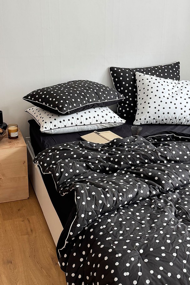 이 폴카 도트 화이트 블랙 겨울 차렵이불베개커버 세트 SS는 모던하고 심플한 스타일을 선호하는 분들을 위한 겨울 침구 세트입니다. 화이트와 블랙 컬러의 조화가 세련된 분위기를 연출하며, 도트 무늬가 포인트를 더합니다. 부드럽고 두꺼운 차렵이불은 뛰어난 보온성을 제공하여 추운 겨울에도 따뜻하게 숙면을 취할 수 있습니다. 세트 구성은 이불과 베개커버로 이루어져 있으며, SS 사이즈로 넉넉한 사용감을 선사합니다. 심플하면서도 개성 있는 디자인으로 침실 분위기를 쉽게 변화시킬 수 있습니다.
