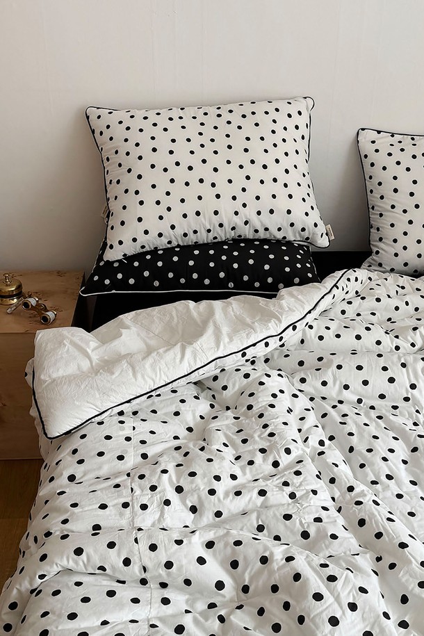 겨울철 포근한 잠자리를 위한 폴카 도트 화이트 앤 블랙 차렵이불 베개커버세트입니다. 부드럽고 따뜻한 감촉을 선사하며, 심플하고 모던한 스타일을 연출합니다. 퀸(Q) 사이즈로 제작되어 넉넉하게 사용할 수 있으며, 보온 기능으로 추운 겨울에도 따뜻하게 숙면을 취할 수 있습니다. 화이트와 블랙 컬러, 폴카 도트 패턴의 조화가 세련된 분위기를 더합니다. 이불과 베개커버로 구성되어 침실의 전체적인 조화를 완성합니다.
