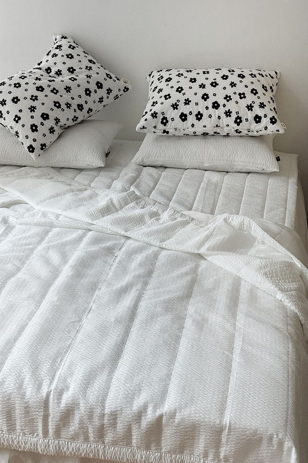 시원한 쿨 듀라론과 시어서커 양면으로 제작되어 여름철 쾌적한 잠자리를 선사하는 SS 사이즈 냉감 여름차렵이불입니다. 부드러운 촉감과 뛰어난 통기성으로 땀 흡수가 용이하며, 양면 디자인과 스트레이트 퀼팅으로 시원하고 깔끔한 분위기를 연출합니다. 화이트와 스카이블루 두 가지 색상으로 만나보세요.
