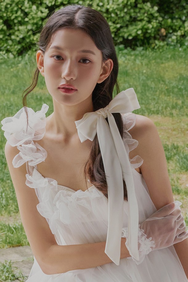 화이트 컬러의 롱 리본 자동핀 JP-23-310AB입니다. 우아한 스타일을 연출하며, 리본 디자인으로 여성스러움을 더합니다. 데이트룩, 모임룩, 소개팅룩 등 특별한 날에 착용하여 걸리시하고 로맨틱한 분위기를 완성해보세요. 자동핀 타입으로 간편하게 머리 스타일을 연출할 수 있습니다. 무지 패턴의 리본이 돋보이는 액세서리입니다.
