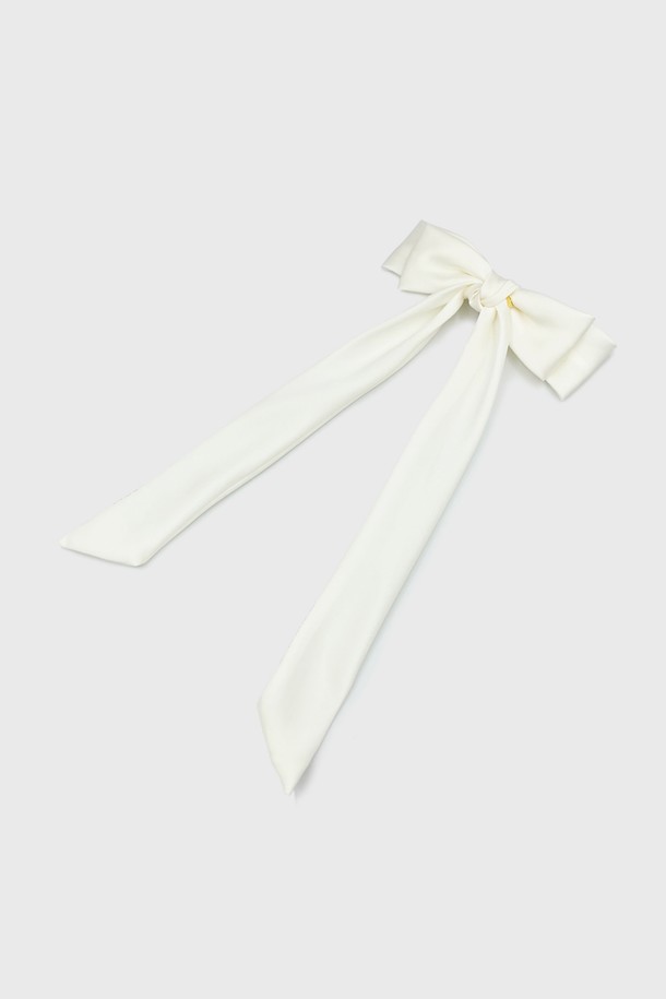 화이트 컬러의 롱 리본 자동핀 JP-23-310AB입니다. 우아한 스타일을 연출하며, 리본 디자인으로 여성스러움을 더합니다. 데이트룩, 모임룩, 소개팅룩 등 특별한 날에 착용하여 걸리시하고 로맨틱한 분위기를 완성해보세요. 자동핀 타입으로 간편하게 머리 스타일을 연출할 수 있습니다. 무지 패턴의 리본이 돋보이는 액세서리입니다.
