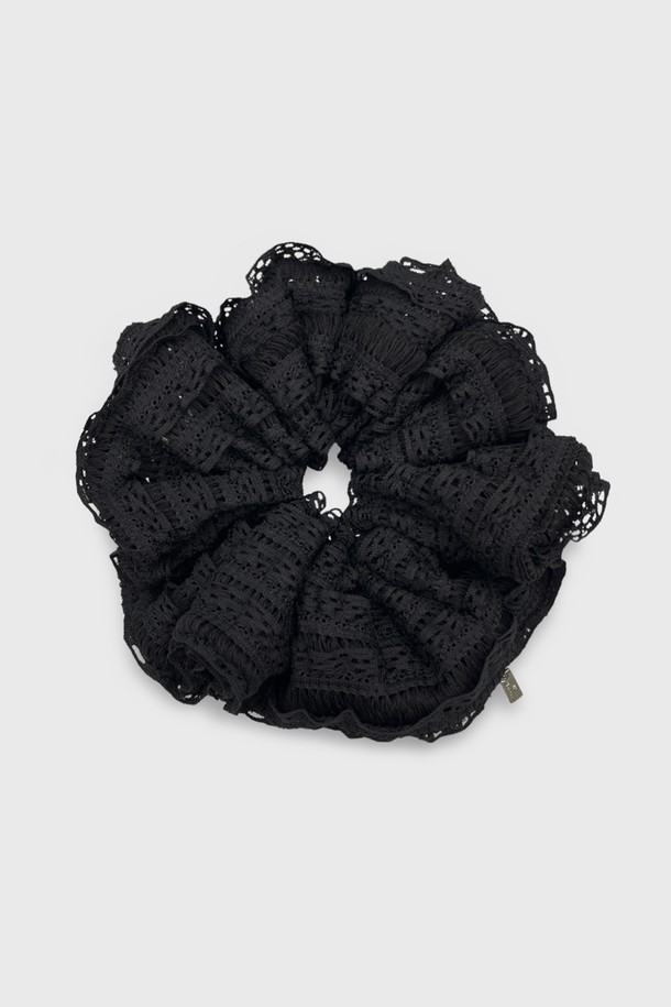 여성용 레이스 스크런치 JP-24-428S는 아이보리 및 블랙 색상으로 제공되며, 봄, 여름 시즌에 발랄한 무드를 연출하기에 좋습니다. 여러 겹의 레이스를 수작업으로 제작하여 풍성한 디자인을 자랑하며, 일상에서 포인트를 더할 수 있습니다. 레이스 패턴과 디자인 장식이 돋보이는 본 제품은 특별한 날뿐만 아니라 데일리룩에도 잘 어울립니다.
