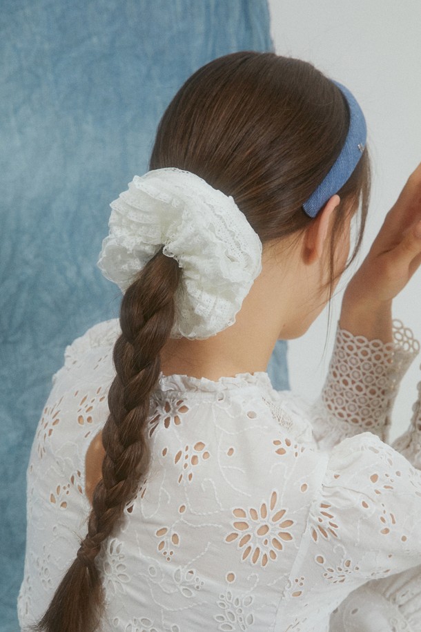 페미닌하고 러블리한 무드를 연출하는 아이보리/블랙 색상의 레이스 스크런치입니다.Multiple layers of 레이스 소재로 풍성한 볼륨감을 선사하며, 수작업으로 제작되어 높은 퀄리티를 자랑합니다. 봄, 여름 시즌에 잘 어울리는 헤어 액세서리로, 일상에서 포인트 스타일링이 가능합니다.
