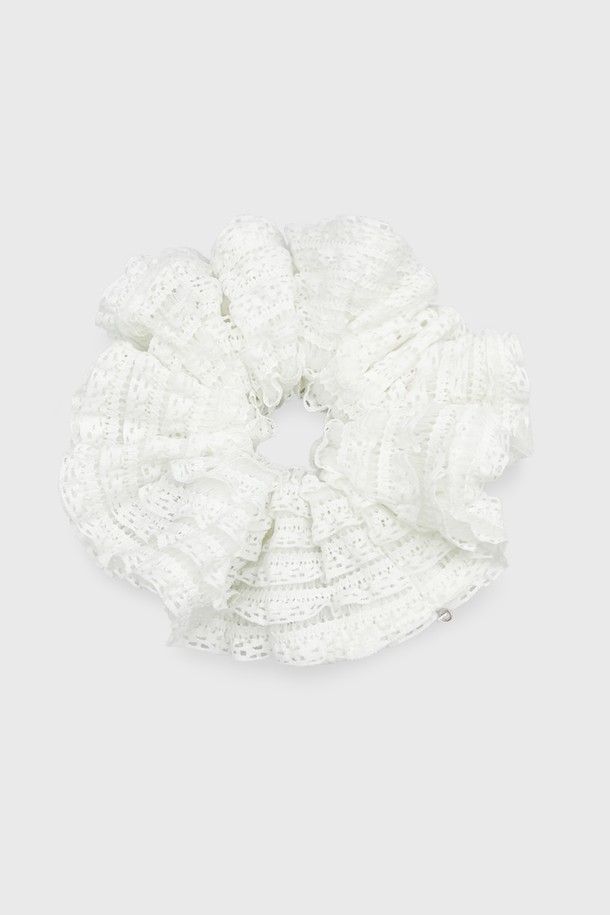 페미닌하고 러블리한 무드를 연출하는 아이보리/블랙 색상의 레이스 스크런치입니다.Multiple layers of 레이스 소재로 풍성한 볼륨감을 선사하며, 수작업으로 제작되어 높은 퀄리티를 자랑합니다. 봄, 여름 시즌에 잘 어울리는 헤어 액세서리로, 일상에서 포인트 스타일링이 가능합니다.
