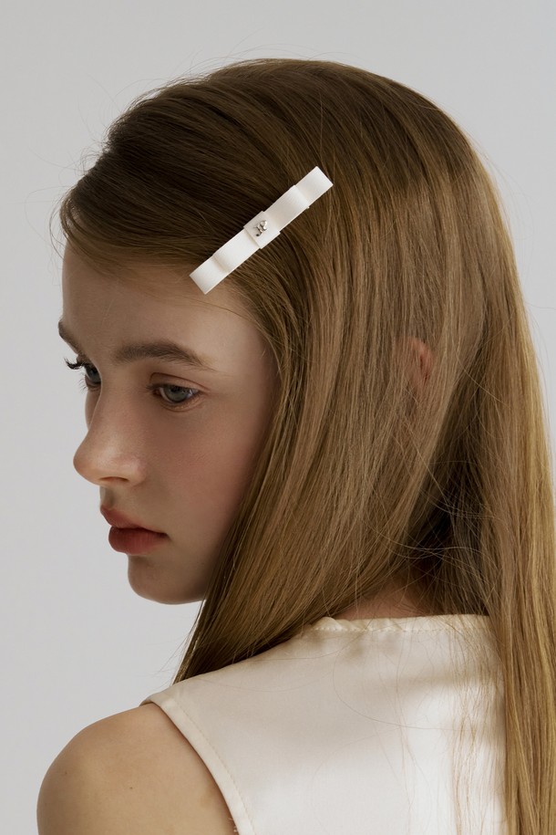 사랑스러운 리본 장식이 돋보이는 팝핑 리본 옆집게핀 JP-25-011CC로, 블랙, 네이비, 블루 등 다양한 아이스크림 컬러감으로 구성되어 있습니다. 플라스틱 소재로 제작되었으며, 데일리룩에 포인트를 더해줄 캐주얼하면서도 페미닌한 무드의 헤어 액세서리입니다. 옆집게핀 타입으로 레이어드하여 스타일링하기 용이하며, 사계절 내내 활용할 수 있습니다.
