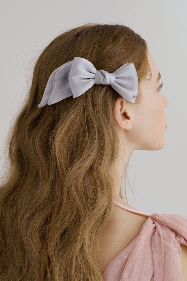 여성스러움을 더하는 글로잉 언발 리본핀 JP-25-013AB는 은은한 반짝임과 부드러운 분위기를 선사합니다. 파스텔 컬러와 언발란스 디자인이 돋보이며, 오간자 소재의 리본과 글로잉 장식이 특징입니다. 데일리룩에 포인트를 더하고, 봄에 어울리는 페미닌 스타일을 완성해보세요.
