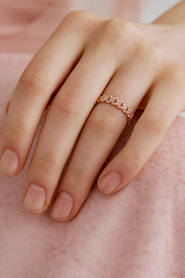 [SILVER] 큐빅 체인 반지는 엘레강스한 무드의 여성용 반지로, 큐빅, 체인, 플라워 디자인 장식이 돋보입니다. 실버, 블랙, 로즈골드 색상으로 제공되며, 데일리로 착용하기 좋습니다. 주문 제작 상품으로 제작 기간은 약 2주 소요되며, 보증서와 선물 포장이 제공되지만 교환/환불은 불가합니다.
