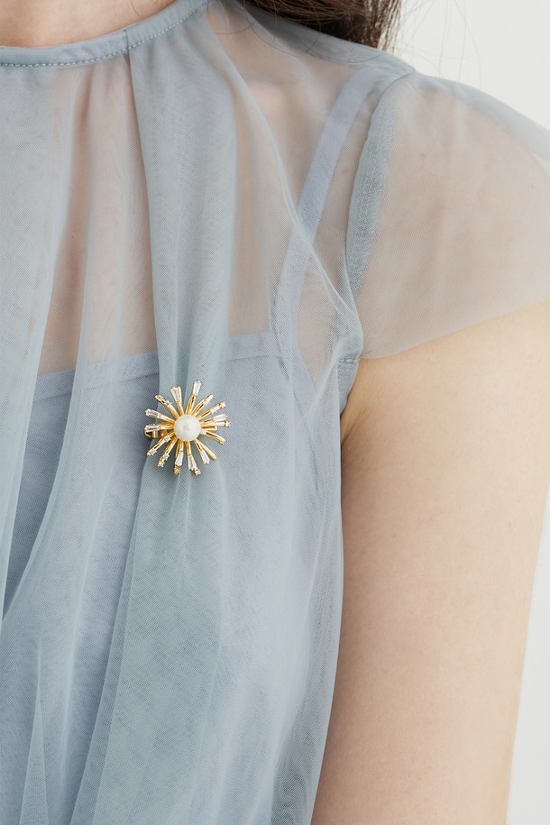 스파클 브로치 JB-25-001BR는 여성스러운 스타일을 완성하는 브로치입니다. 골드 컬러, 큐빅, 크리스탈, 모조진주 소재의 조화가 화려하고 우아한 무드를 연출합니다. 폭죽 모티브의 입체적인 디자인과 큐빅, 크리스탈, 진주 장식이 돋보이며, 회전식 잠금 방식으로 안정적인 착용이 가능합니다. 데일리룩 또는 파티룩, 연말 모임룩에 포인트를 더해 특별한 스타일을 완성해보세요. 고온다습한 곳은 피하고, 헤어 제품 사용 시 주의하여 부드러운 천으로 닦아 관리하면 오랫동안 아름다움을 유지할 수 있습니다.
