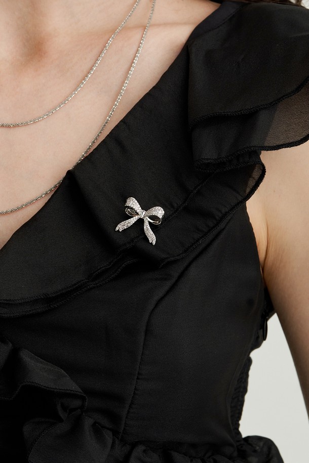 미니 리본 브로치 JB-25-002BR은 여성스러운 스타일을 완성하는 실버 컬러 브로치입니다. 큐빅과 하트 모양 고리 디테일이 돋보이는 볼륨감 있는 리본 디자인으로, 데일리룩에 러블리하고 페미닌한 포인트를 더해줍니다. 핀 고정 방식으로 안정감 있게 착용 가능하며, 보증서와 선물 포장으로 소중한 분에게 선물하기에도 좋습니다.
