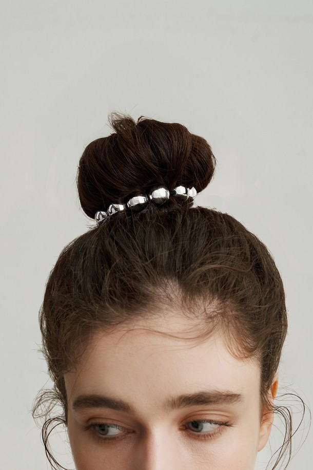 세련된 여성의 포니테일 스타일을 완성해 줄 미러 볼 포니테일 JP-25-043P입니다. 반짝이는 실버 메탈 볼 장식이 돋보이는 모던한 디자인으로, 여름 스타일링에 포인트를 더해줍니다. 25 Summer Collection 제품으로, 포니테일 스타일을 간편하게 고정해주며, 보증서와 선물 포장으로 소중한 분에게 선물하기에도 좋습니다.
