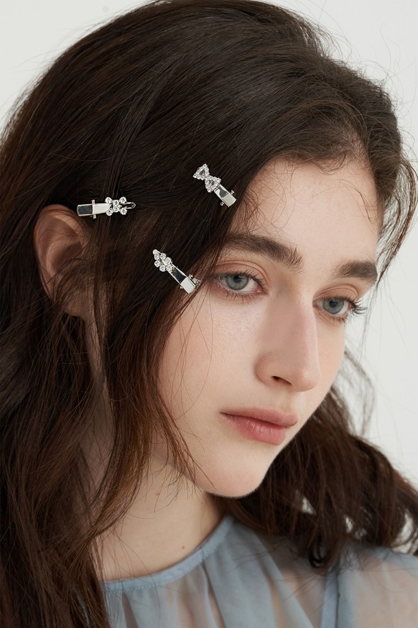 큐빅 메탈 미니 집게핀 SET (3PCS) JP-25-044CC는 여성 고객을 위한 헤어 액세서리입니다. 미니 사이즈의 실버 메탈 소재에 큐빅 장식이 더해져 데일리 스타일링에 포인트를 더하며, 집게핀 타입으로 간편하게 착용할 수 있습니다. 3PCS 세트로 제공되어 레이어드하여 다양한 스타일을 연출할 수 있습니다. 고온다습한 곳, 헤어 제품 사용 시, 충격, 목욕/사우나/수영/운동 시에는 착용에 주의해야 합니다.
