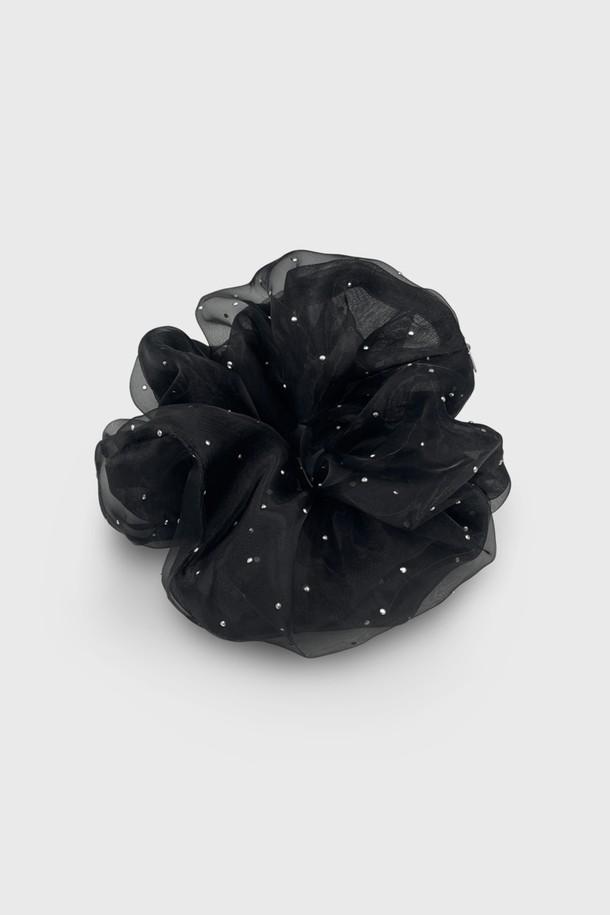 시스루 잔느 스크런치 JP-25-053S는 부드러운 촉감의 시스루 소재와 얇은 두께로 여름철 시원하게 착용하기 좋은 여성용 스크런치입니다. 화이트, 블루, 네이비, 블랙의 몽환적인 컬러 배합과 스터드/찡 장식이 포인트이며, 두 가지 소재를 레이어드하여 세련된 디자인을 완성했습니다. 사용 후 부드러운 천으로 세척하여 관리하고, 헤어 제품이나 스프레이 사용은 자제하며, 고온다습한 곳과 목욕, 사우나, 수영, 운동 시 착용은 피해야 합니다. 선물 포장 및 보증서가 함께 제공됩니다.
