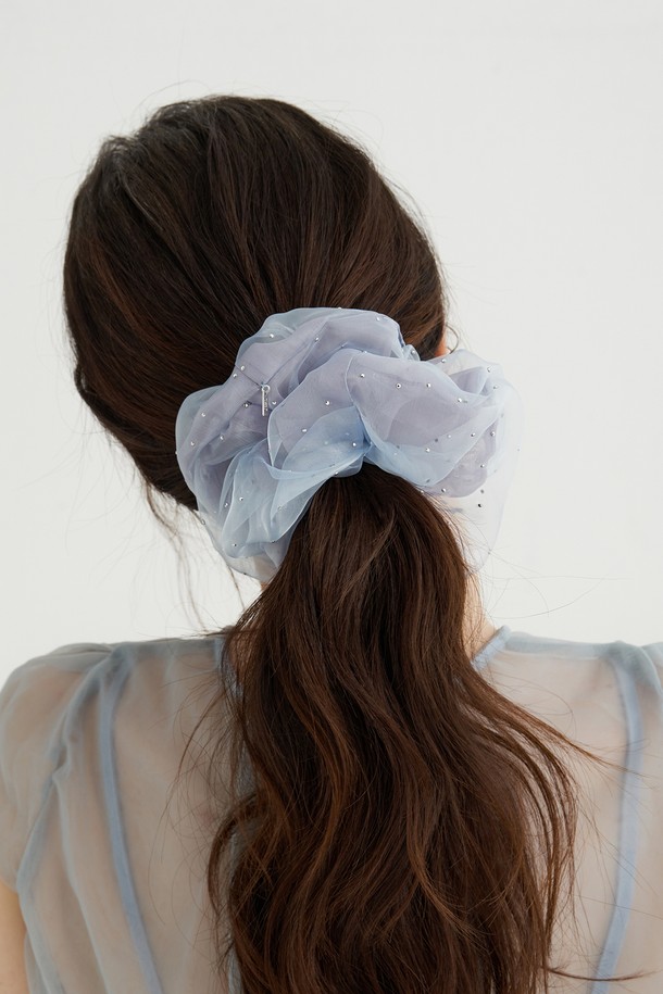 시스루 잔느 스크런치 JP-25-053S는 시스루 소재로 제작되어 몽환적인 분위기를 자아내는 여성용 스크런치입니다. 화이트, 블루, 네이비, 블랙 4가지 색상으로 출시되었으며, 두 가지 소재 레이어드와 스터드/찡 장식이 더해져 부드러운 분위기를 연출합니다. 여름철 일상에서 착용하기 좋으며, 헤어 제품 사용, 고온다습한 곳 보관, 입욕/사우나/수영/운동 시 착용은 피해야 합니다.
