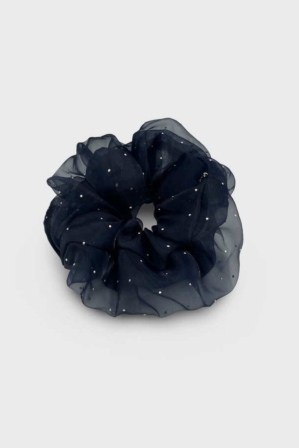 시스루 잔느 스크런치 JP-25-053S는 여성스러운 스타일을 완성하는 패션 소품입니다. 네이비와 블랙 2가지 색상으로 출시되었으며, 시스루 소재와 스터드 및 레이어드 디자인 장식이 몽환적인 분위기를 자아냅니다. 얇은 두께감과 부드러운 촉감으로 여름철에도 시원하게 착용할 수 있으며, 선물 포장 및 보증서가 함께 제공됩니다.
