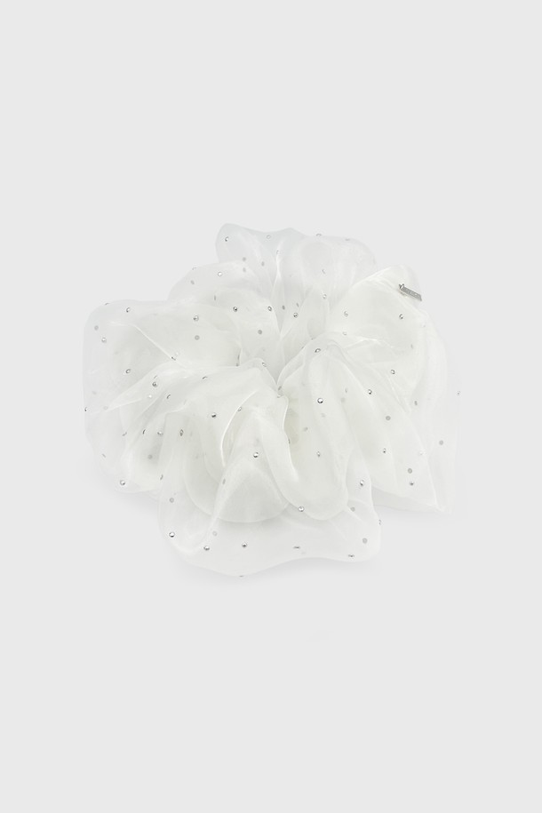 시스루 잔느 스크런치는 여성스러운 몽환적인 스타일을 연출해 주는 헤어 액세서리입니다. 시스루 소재로 제작되어 부드러운 촉감을 선사하며, 화이트, 블루, 네이비, 블랙 4가지 색상으로 만나볼 수 있습니다. 두 가지 소재를 레이어드하고 스터드 디자인으로 포인트를 주어 특별함을 더했으며, 선물 포장도 제공됩니다.
