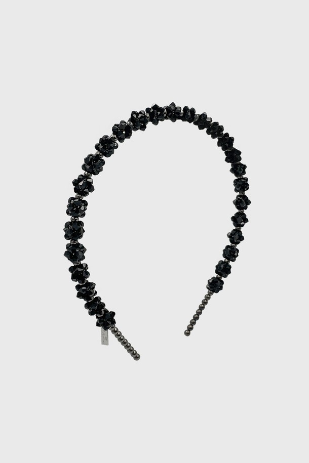 빅 청크 헤어밴드 JC050HB는 여성용 데일리 헤어 액세서리로, 여름철 시원하게 착용하기 좋습니다. Navy와 Black 두 가지 차분한 컬러로 출시되었으며, 은은한 비즈 광택이 돋보이는 디자인입니다. 비즈 장식이 고정되어 있지 않아 자유로운 연출이 가능합니다.
