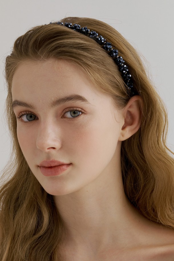 세련된 무드의 빅 청크 헤어밴드 JC050HB입니다. 네이비와 블랙 두 가지 색상으로 출시되어 데일리룩에 포인트를 더하며, 은은한 비즈 광택이 고급스러운 느낌을 선사합니다. 비즈 장식은 고정되어 있지 않아 움직임에 따라 다채로운 매력을 뽐내며, 사계절 부담 없이 착용할 수 있습니다.
