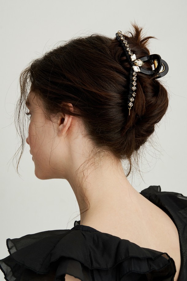 보브 크리스탈 집게핀 JP-25-064CC는 여성용 헤어 액세서리로, 크리스탈과 메탈 소재의 조화가 돋보이는 제품입니다. 우아하고 엘레강스한 스타일을 연출하며, 사계절 내내 데일리하게 활용하기 좋습니다. 핸드메이드로 제작되어 섬세한 크리스탈 장식이 특징이며, 집게핀 타입으로 간편하게 업스타일 연출이 가능합니다.
