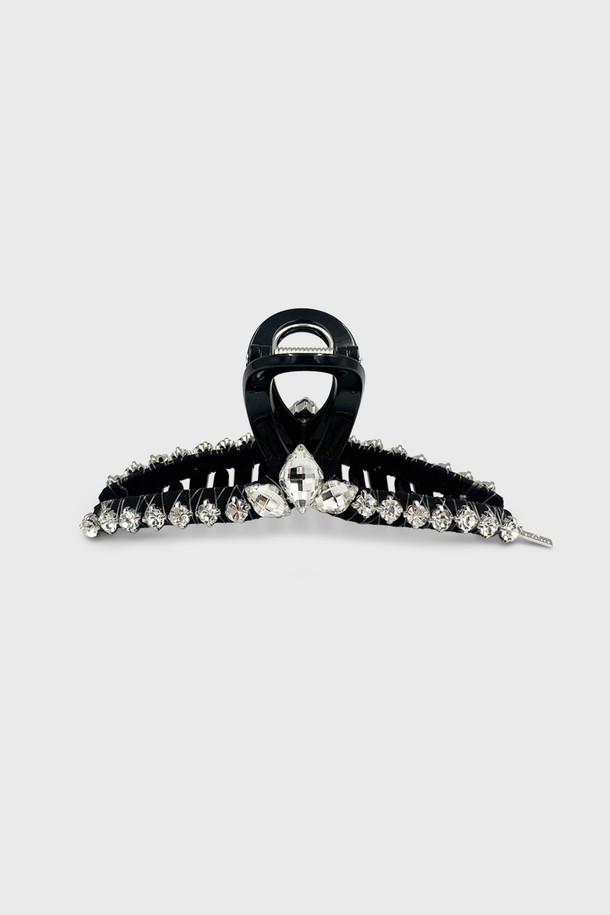 보브 크리스탈 집게핀 JP-25-064CC는 여성용 헤어 액세서리로, 우아하고 엘레강스한 스타일을 연출해줍니다. 핸드메이드 방식으로 제작되어 크리스탈과 비즈 장식이 돋보이며, 블랙과 크리스탈 컬러의 조화가 세련된 포인트를 더합니다. 플라스틱과 크리스탈 소재로 제작되었으며, 집게핀 타입으로 머리를 간편하게 고정할 수 있습니다.

