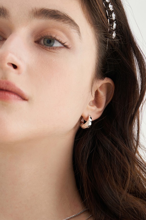 [SILVER] 오발 미러볼 귀걸이 JS-25-011E는 실버925 소재에 플래티넘 도금 처리를 하여 변색과 스크래치에 강하며, 미니멀하고 베이직한 스타일을 연출합니다. 데일리 귀걸이로 적합하며, 미러볼 디자인 장식으로 포인트를 더했습니다. 고온다습한 곳은 피하고, 부드러운 천으로 닦아 지퍼백에 보관하여 광택을 유지하는 것이 좋습니다.
