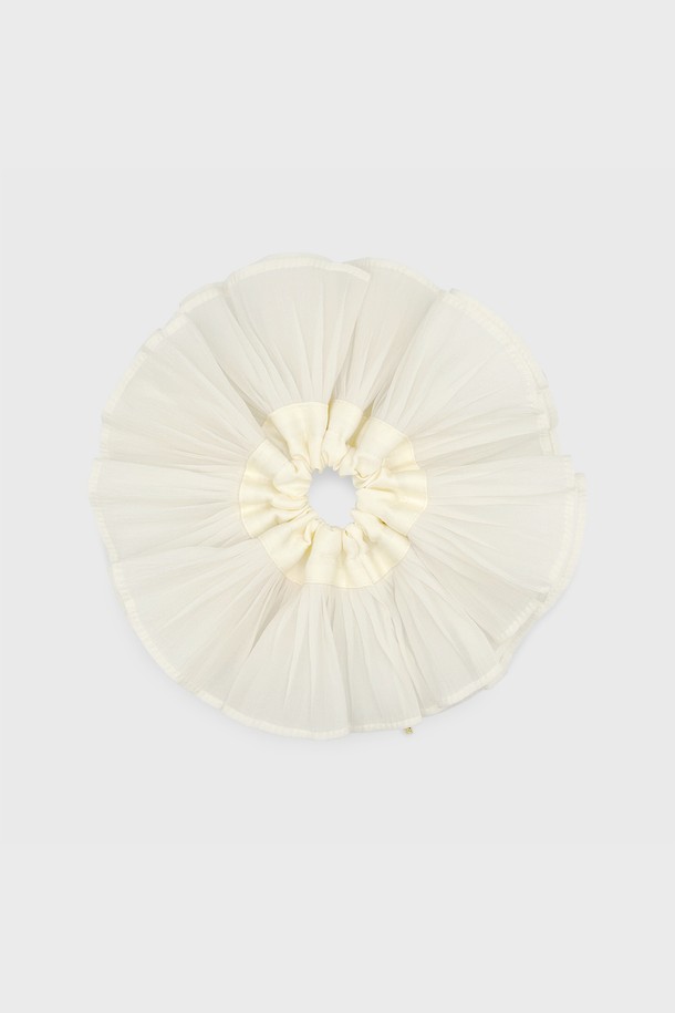 아코디언 와이드 스크런치 JP-25-087S는 여성들을 위한 헤어 액세서리입니다. 블랙과 아이보리 두 가지 색상으로 제공되며, 무지 패턴의 와이드 디자인으로 풍성한 볼륨감을 선사하여 우아한 스타일을 연출합니다. 데이트룩, 클래식, 미니멀, 로맨틱 스타일 연출에 활용하기 좋으며, 포인트 스타일링으로 개성을 더할 수 있습니다. 헤어 제품 사용 시 착용을 피하고, 고온다습한 곳, 충격, 물에 닿는 것을 주의하여 관리해야 합니다.
