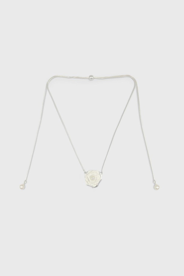 "로즈 슬라이드 목걸이 JB-25-003N"은 여성스러운 매력을 더해줄 실버 컬러의 목걸이입니다. 금속 소재로 제작되었으며, 우아하고 클래식한 무드를 연출합니다. 로즈 모티브 디자인이 돋보이며, 슬라이드 방식으로 길이 조절이 가능하여 데일리룩과 모임룩에 다양하게 활용할 수 있습니다. 특히 웨딩 및 브라이덜 컬렉션으로, 로맨틱하고 미니멀한 스타일을 선호하는 분들께 추천합니다.
