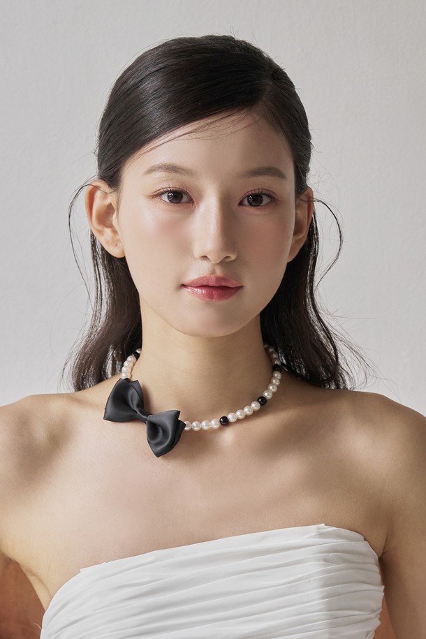 모노 리본 진주 목걸이 JB-25-007N은 블랙과 아이보리 진주를 규칙적으로 엮어 여성스러운 분위기를 연출하는 목걸이입니다. 페미닌하고 키치한 스타일을 원하는 분들께 적합하며, 데이트룩과 모임룩에 포인트를 더해줍니다. 클래식, 로맨틱, 미니멀 스타일을 즐겨 입는 분들께 추천하는 브라이덜 컬렉션 제품입니다. 헤어 제품 사용 시 착용을 금하고, 사용 후 부드러운 천으로 닦아 보관하여 오랫동안 아름다움을 유지하세요. 입체적인 부분과 충격에 주의하여 소중하게 관리해주시기 바랍니다.
