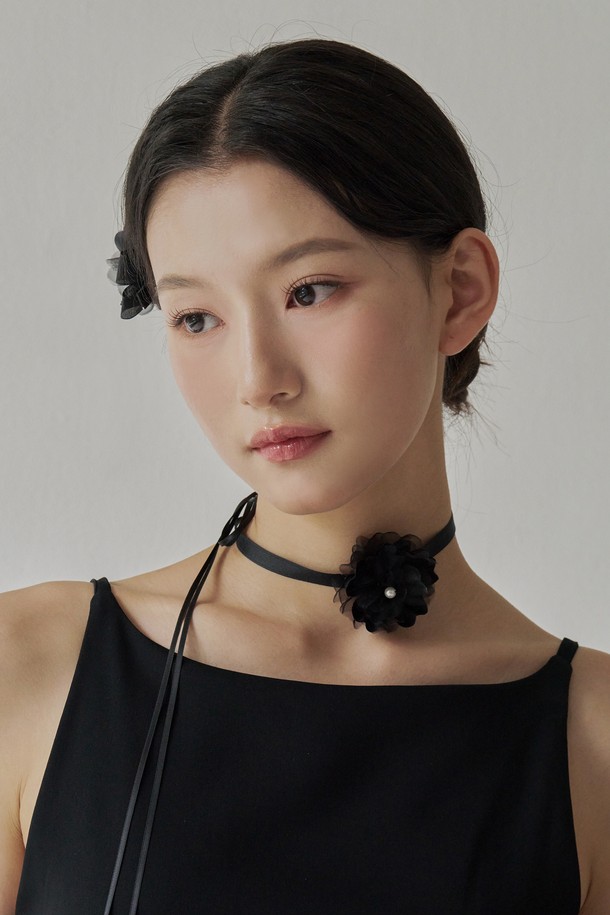 "페탈 플라워 스트랩 초커 JB-25-009N"은 여성스러운 매력을 극대화하는 초커입니다. 쉬어 소재에 섬세한 플라워 패턴이 돋보이며, 롱 스트랩으로 다양한 스타일을 연출할 수 있습니다. 엘레강스하고 우아한 분위기를 자아내며, 웨딩, 파티룩, 모임룩 등 특별한 날에 포인트를 더해줍니다. 입체적인 디자인으로 목선을 아름답게 강조하며, 포니테일 연출 시 더욱 돋보입니다. 블랙과 아이보리 두 가지 컬러로 출시되어, 취향에 맞게 선택할 수 있습니다.
