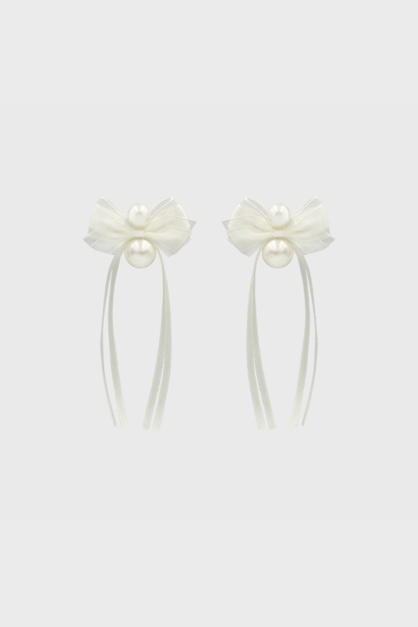 "모노 테일" 진주 귀걸이 JB-25-008E는 여성스러운 매력을 극대화하는 귀걸이입니다. 블랙과 아이보리 색상으로 출시되어 데일리룩과 데이트룩에 모두 잘 어울립니다. 리본과 진주, 테일 디자인이 조화롭게 어우러져 로맨틱하고 걸리시한 스타일을 연출합니다. 존재감 있는 진주 디자인으로 얼굴을 더욱 화사하게 밝혀주며, 선물 포장과 보증서를 함께 제공하여 소중한 분에게 선물하기에도 좋습니다. 착용 시 교환/반품은 불가하며, 고온다습한 곳은 피하여 부드러운 천으로 닦아 관리해주세요.
