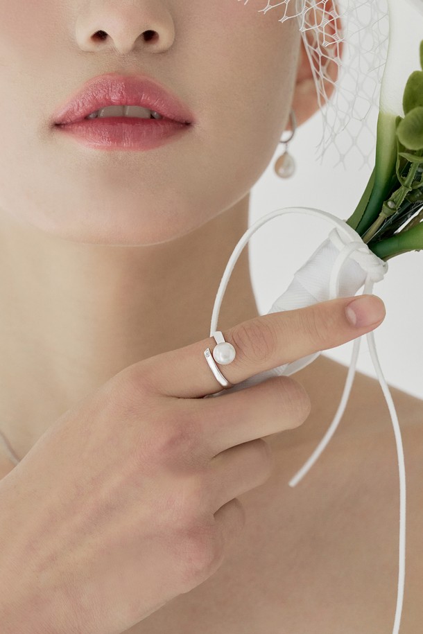 [SILVER] 퓨어 펄 반지 JS-25-012R는 여성스러운 매력을 극대화하는 실버 소재의 반지입니다. 플래티넘 도금 처리된 실버925 소재와 은은하게 빛나는 담수진주의 조화가 돋보이며, 미니멀하면서도 엘레강스한 스타일을 연출합니다. 데일리 액세서리로 활용하기 좋으며, 모임룩이나 데이트룩에 포인트로 착용하여 세련된 분위기를 더할 수 있습니다. 프리사이즈로 제작되어 편안한 착용감을 선사하며, 산화방지 및 스크래치 방지 기능으로 오랫동안 변색 없이 사용할 수 있습니다. 보증서와 선물용 박스를 함께 제공하여 소중한 분에게 선물하기에도 좋습니다.
