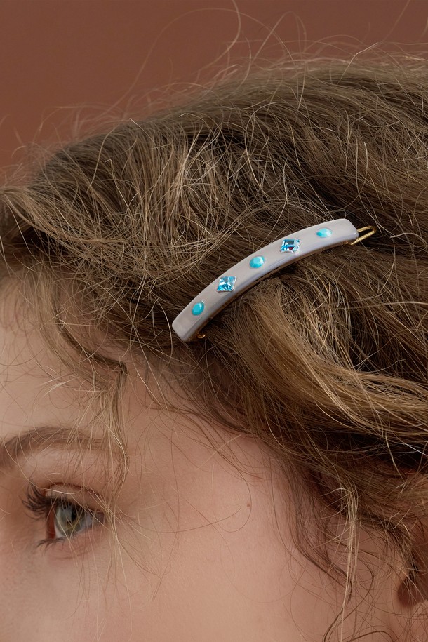 다이아 크리스탈 똑핀 DESL031-1은 팝 스타일의 액세서리로, 데이트룩에 잘 어울립니다. 셀룰로오즈와 크리스탈 소재로 제작되었으며, 오스트리아 크리스탈 장식이 돋보입니다. 그레이, 피치, 와인, 네이비, 블랙 등 다섯 가지 컬러 옵션을 제공합니다. 보증서와 선물 포장으로 소중한 분에게 선물하기 좋으며, 2개 이상 구매 시 합포장 가능합니다. 단, 알코올, 헤어 제품, 고온, 습기, 충격 등에 주의하여 사용하고, 목욕, 사우나, 수영, 운동 시에는 착용하지 마십시오.
