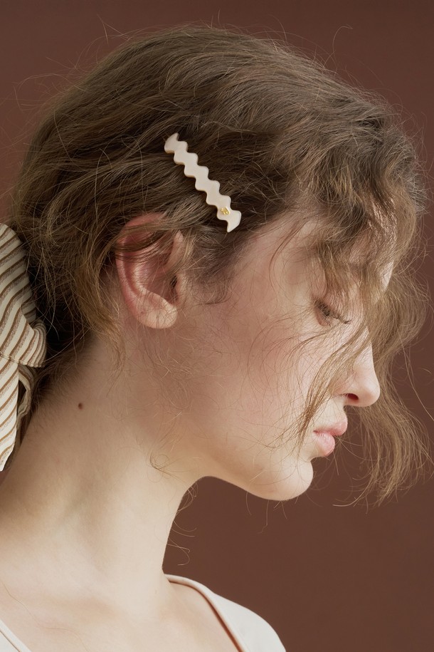 루시드 웨이브 셀룰로오즈 똑핀 DESL055-0은 여성스러운 스타일을 완성하는 헤어핀입니다. 우아한 무드의 웨이브 쉐입 디자인과 은은한 광택이 특징이며, 데이트룩, 카페룩, 모임룩 등 다양한 TPO에 활용할 수 있습니다. 셀룰로오즈 소재로 제작되었으며, 베이지, 베이지 레오파드, 브라운 레오파드, 브라운, 블랙 등 다채로운 컬러 옵션을 제공합니다. 클래식, 미니멀, 로맨틱 스타일을 즐기는 분들께 추천하며, 보증서와 선물 포장으로 소중한 분에게 선물하기에도 좋습니다. 헤어 제품 사용 시 주의하고, 고온다습한 환경과 충격에 유의하여 보관하십시오.
