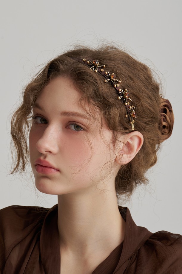 브랜치 크리스탈 헤어밴드 LFHB0453은 우아한 스타일을 연출하는 여성용 헤어 액세서리입니다. 나뭇가지 모티브에 크리스탈 장식이 돋보이며, 브라운과 블랙 두 가지 색상으로 제공되어 다양한 스타일에 매치하기 좋습니다. 일상, 데이트룩, 모임룩, 파티룩 등 TPO에 구애받지 않고 클래식, 로맨틱, 미니멀 무드를 표현할 수 있습니다. 장폴클라리쎄 전용 제품으로, 선물 포장으로 제공되어 소중한 분에게 선물하기에도 좋습니다. 고온다습한 곳 보관과 헤어 제품 사용에 주의하여, 오랫동안 아름다움을 유지할 수 있습니다.
