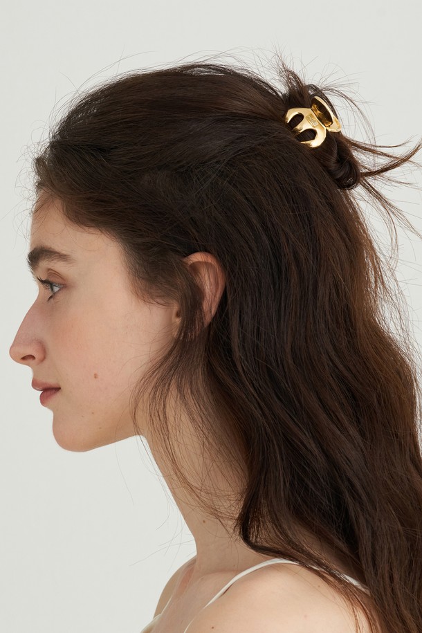 세련된 무드를 연출하는 솔리드 메탈 항아리 집게핀 JP-25-068CC입니다. 유광 메탈 소재와 유려한 곡선 디자인이 돋보이며, 깔끔한 디자인으로 어떤 스타일에도 잘 어울립니다. 골드와 실버 두 가지 색상으로 제공되어, 데이트룩, 카페룩, 모임룩 등 다양한 TPO에 활용할 수 있습니다. 미니멀, 클래식, 시크 스타일을 즐겨 입는 여성분들께 추천합니다. 일상 속에서 세련된 포인트를 더해보세요.
