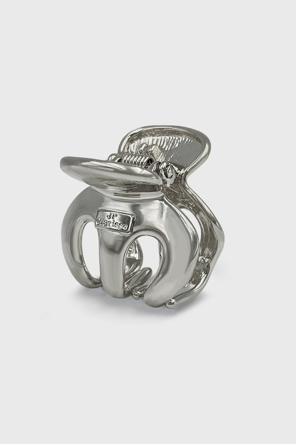 실버 컬러의 솔리드 메탈 항아리 집게핀 JP-25-068CC입니다. 유광 메탈 소재로 제작되어 은은하게 빛나며, 유려한 곡선과 깔끔한 디자인이 돋보입니다. 미니멀하고 클래식한 스타일로, 데이트룩, 모임룩 등 다양한 TPO에 시크하게 포인트를 줄 수 있습니다. 머리카락을 단정하게 정리해주는 실용적인 기능은 물론, 세련된 스타일을 완성해 줍니다. 
